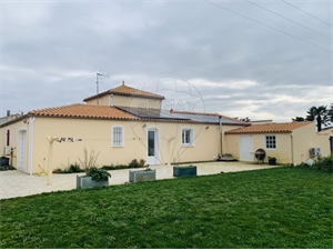 villa à la vente -   17600  LE GUA, surface 218 m2 vente villa - UBI431909147